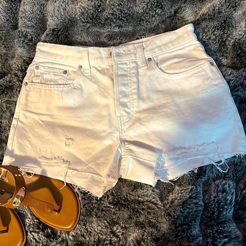 WE THE FREE SZ. 28 white distressed shorts mid-rise